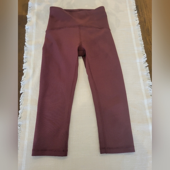 Lululemon Ribbed Contoured High Rise Crop 17"Red Merlot - Picture 2 of 4